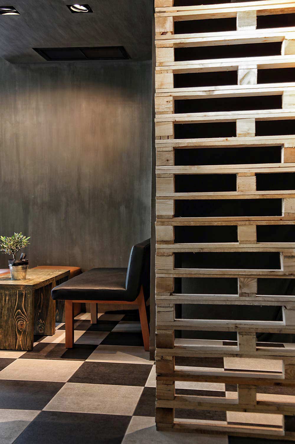 pallet-divider-wall-cafe